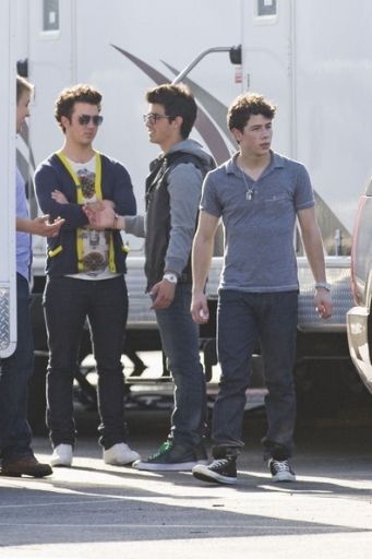 f-jonas-in-santa-monica-ca-17-02-10-the-jonas-brothers-10483237-341-512.jpg