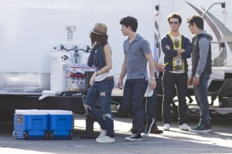 f-jonas-in-santa-monica-ca-17-02-10-the-jonas-brothers-10483239-512-341.jpg