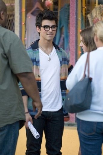 f-jonas-in-santa-monica-ca-17-02-10-the-jonas-brothers-10483241-341-512.jpg