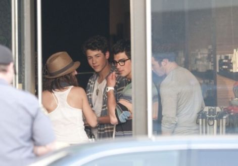 f-jonas-in-santa-monica-ca-17-02-10-the-jonas-brothers-10483245-512-356.jpg